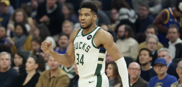 Giannis Antetokounmpo le sigue dando vueltas a su futuro