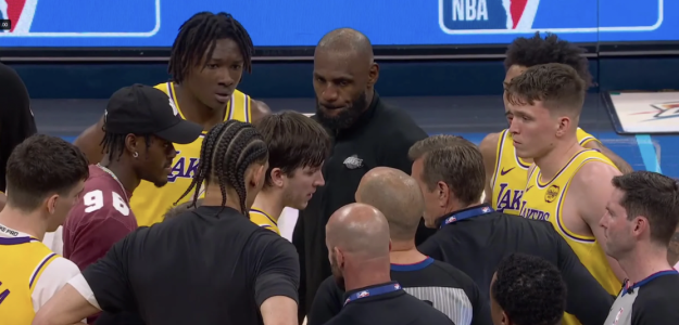 Corrillo de los Lakers discutiendo con el colegiado tras el duelo ante OKC. 