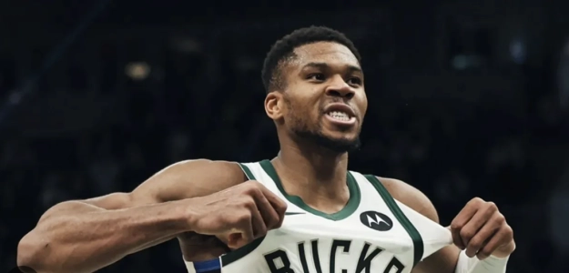 Giannis Antetokounmpo continúa envuelto en rumores NBA. 