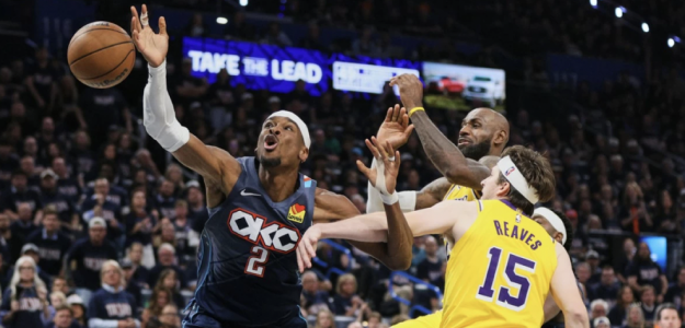 Shai Gilgeous Alexander, simulando una falta ante LeBron James y Austin Reaves.