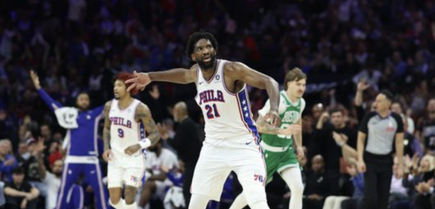 Joel Embiid y los Sixers, dando mucho juego ante los Celtics. 