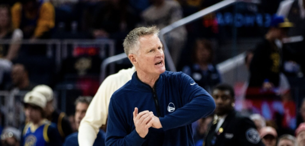 Steve Kerr seguirá entrenando a los Warriors. 