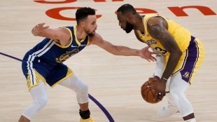 Stephen Curry y LeBron James, jugadores de la NBA.