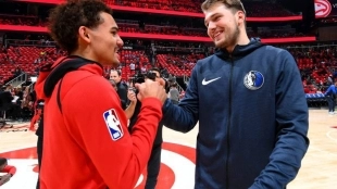 Trae Young en un partido contra Luka Doncic y sus Dallas Mavericks.