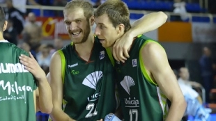 Fran Vázquez se abraza a Luka Zoric (ACB Photo)