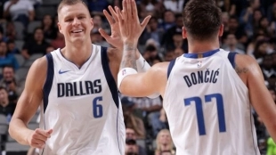 Luka Doncic y Kristaps Porzingis con los Mavericks.