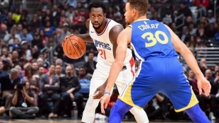 Stephen Curry defendiendo a Patrick Beverley