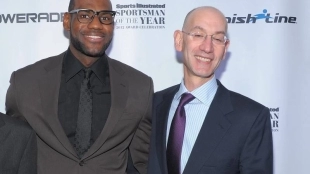 Adam Silver, comisionado de la NBA, junto a LeBron James.