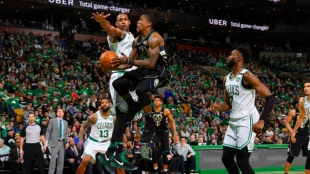 Al Horford intenta taponar a Erick Bledose.