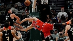 El momento de la lesión de Alex Caruso tras la flagrante de Grayson Allen.
