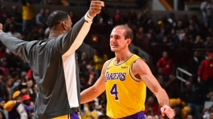 Alex Caruso se dispone a abrazar a LeBron James, en un partido