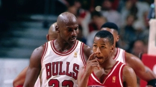 Allen Iverson, junto a Michael Jordan.