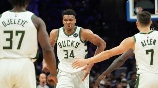 Giannis Antetokounmpo y Grayson Allen. Foto: gettyimages