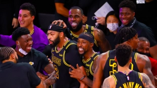 Anthony Davis, felicitado por sus compañeros tras el game winner ante los Nuggets.