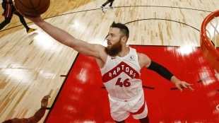 Aron Baynes en un partido con los Toronto Raptors.