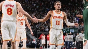 Trae Young choca las manos con sus compañeros de Atlanta Hawks "Foto: Fansided"