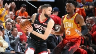 Austin Rivers y Donovan Mitchell durante el tercer partido de la serie.