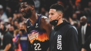 DeAndre Ayton, junto a Devin Booker, en el Warriors-Suns. 