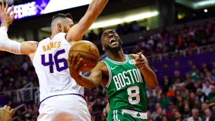 Kemba Walker penetra a canasta ante la oposición de Baines.