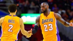 Lonzo Ball y Lebron James, jugadores de los Lakers