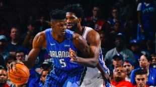 Mo Bamba, frente a Joel Embiid. 