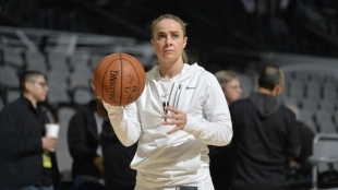 Becky Hammon entrenando a los San Antonio Spurs.