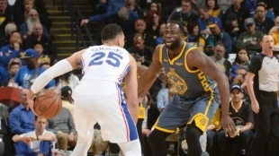 Ben Simmons, junto a Draymond Green en un Sixers-Warriors. 