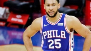 Ben Simmons, brazos en jarra con sus Sixers "Foto: Fadeaway Sports"