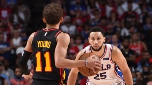 Ben Simmons, junto a Trae Young, en un Hawks-Sixers.