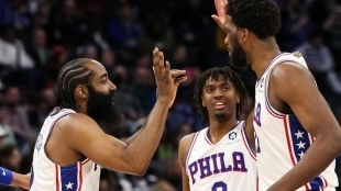 James Harden, Tyrese Maxey y Joel Embiid, jugadores de Philadelphia 76ers.