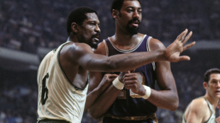 Bill Russell y Wilt Chamberlain, durante un Celtics-Lakers. 