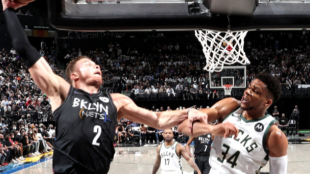 Blake Griffin, realizando un mate ante Giannis Antetokounmpo.