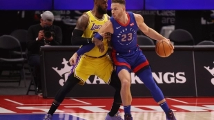 Blake Griffin, frente a LeBron James en un Pistons-Lakers.