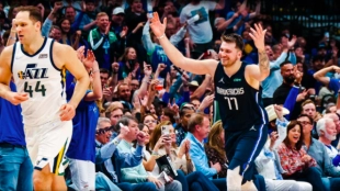 Luka Doncic celebra una canasta ante Bojan Bogdanovic. 