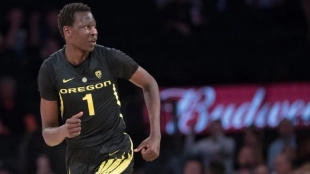 Bol Bol, jugador de la Universidad de Oregón e hijo de Manute Bol.
