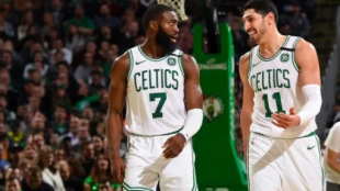 Kemba Walker y Enes Kanter, con la camiseta de Boston Celtics.
