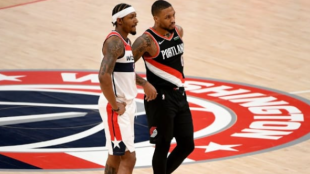 Damian Lillard y Bradley Beal durante uno de sus vibrantes enfrentamientos "Foto: Sports Illustrated"