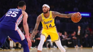 Brandon Ingram ataca ante Ben Simmons.