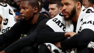 Kevin Durant, junto a JaVale McGee.