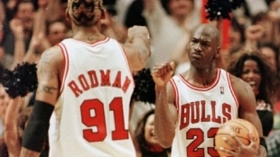 Dennis Rodman y Michael Jordan, ex jugadores de Chicago Bulls.