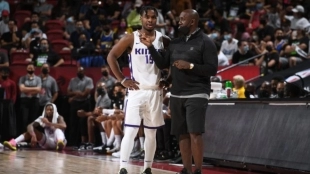 El entrenador de los Kings charla con uno de nuestros protagonistas "Foto: Basketball Forever"