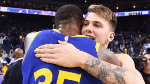 Kevin Durant y Luka Doncic, saludándose tras un partido