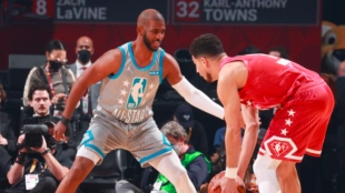 Chris Paul, estrella de Phoenix Suns, frente a su compañero Devin Booker en el All Star.