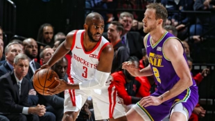 Chris Paul, ante Joe Ingles en el Rockets-Jazz.