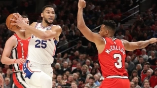 Ben Simmons, frente a CJ McCollum.