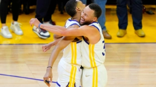 Curry y Poole, celebrando una canasta de los Warriors.