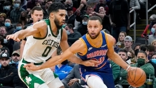 Stephen Curry y Jayson Tatum, en un Warriors-Celtics. 
