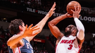 Dwayne Wade intenta una canasta ante Marjanovic.