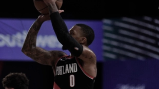 Damian Lillard, lanzando a canasta ante los Nuggets.