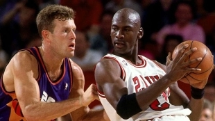 Michael Jordan ataca a Dan Majerle en un Bulls-Suns.